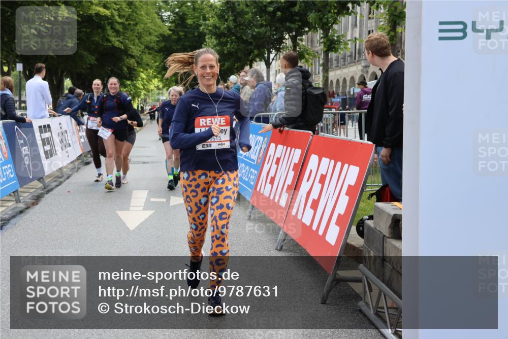 14.06.2026 - REWE Women's Run Strokosch-Dieckow http://msf.ph/oto/9787631 14.06.2026 10:18:18 Ziel 10157, 10515, 10707, 10851, 10865, 10866, 11189, 11314, 11449 meine-sportfotos.de