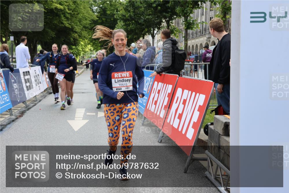 14.06.2026 - REWE Women's Run Strokosch-Dieckow http://msf.ph/oto/9787632 14.06.2026 10:18:18 Ziel 10157, 10515, 10707, 10851, 10865, 10866, 11189, 11314, 11449 meine-sportfotos.de