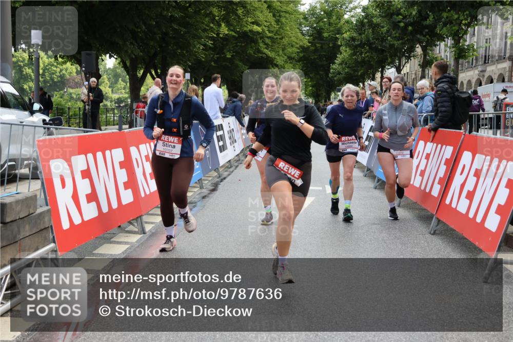 14.06.2026 - REWE Women's Run Strokosch-Dieckow http://msf.ph/oto/9787636 14.06.2026 10:18:20 Ziel 10515, 10707, 10851, 10865, 10866, 11189, 11314, 11449 meine-sportfotos.de