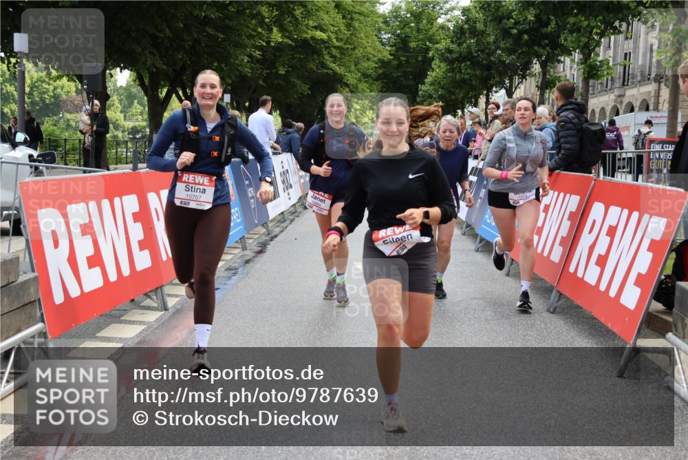 14.06.2026 - REWE Women's Run Strokosch-Dieckow http://msf.ph/oto/9787639 14.06.2026 10:18:21 Ziel 10515, 10707, 10851, 10865, 10866, 11189, 11314 meine-sportfotos.de