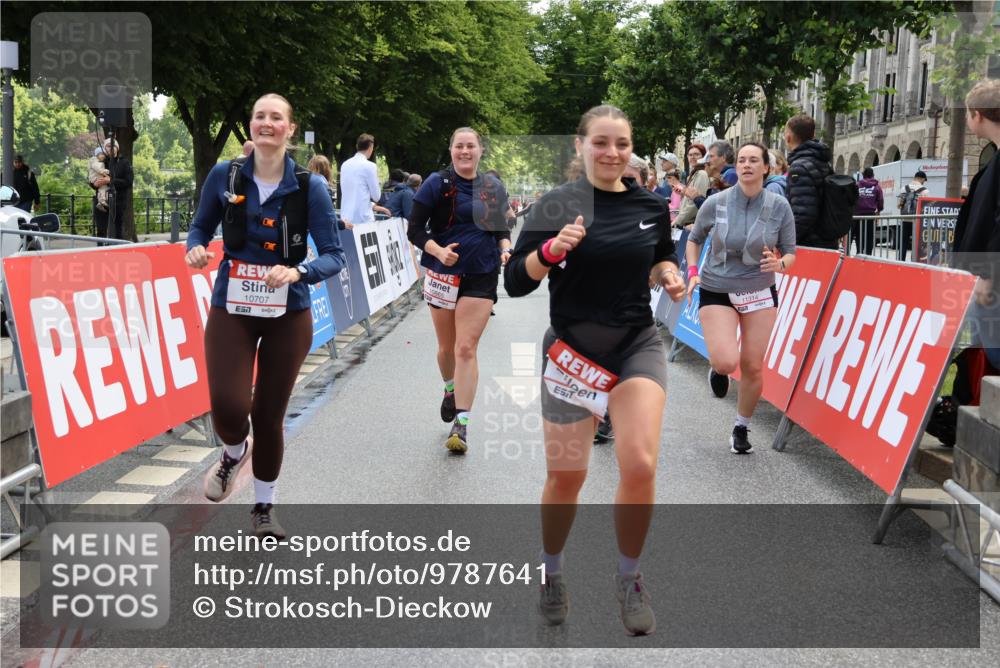 14.06.2026 - REWE Women's Run Strokosch-Dieckow http://msf.ph/oto/9787641 14.06.2026 10:18:21 Ziel 10515, 10707, 10851, 10865, 10866, 11189, 11314 meine-sportfotos.de