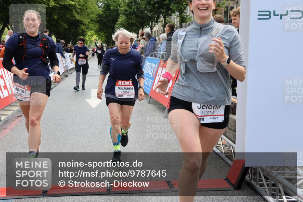 14.06.2026 - REWE Women's Run Strokosch-Dieckow http://msf.ph/oto/9787645 14.06.2026 10:18:22 Ziel 10141, 10515, 10707, 10851, 10865, 10866, 11189, 11314 meine-sportfotos.de