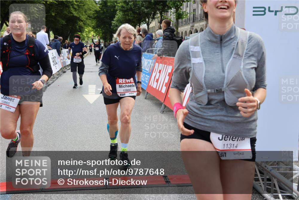 14.06.2026 - REWE Women's Run Strokosch-Dieckow http://msf.ph/oto/9787648 14.06.2026 10:18:22 Ziel 10141, 10515, 10707, 10851, 10865, 10866, 11189, 11314 meine-sportfotos.de