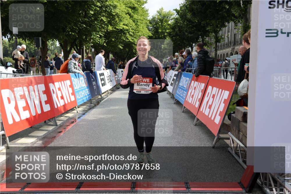 14.06.2026 - REWE Women's Run Strokosch-Dieckow http://msf.ph/oto/9787658 14.06.2026 10:18:33 Ziel 10141, 10684, 10864 meine-sportfotos.de