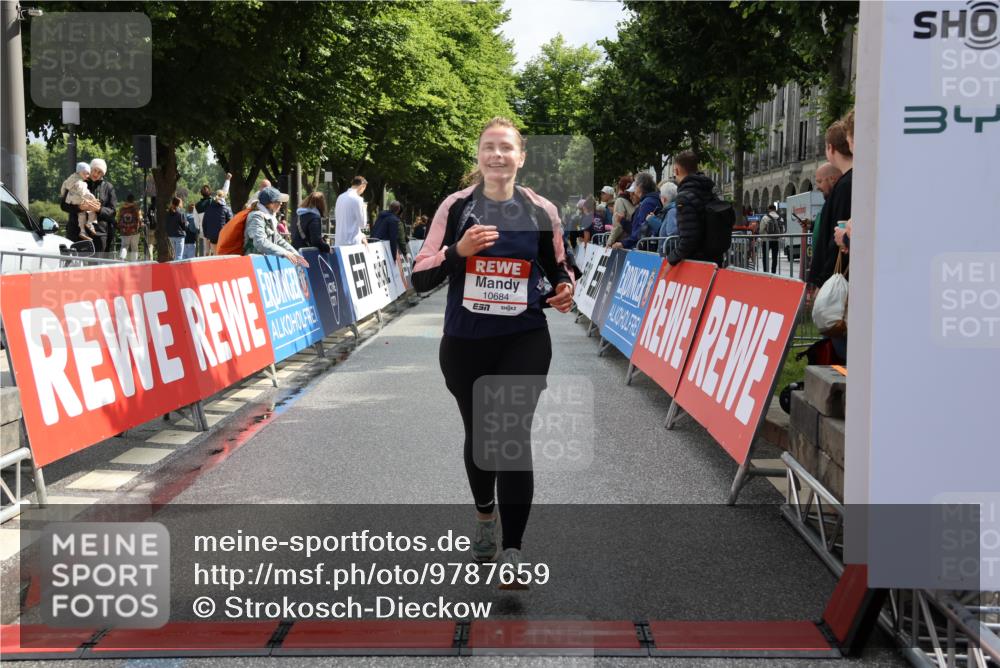 14.06.2026 - REWE Women's Run Strokosch-Dieckow http://msf.ph/oto/9787659 14.06.2026 10:18:33 Ziel 10141, 10684, 10864 meine-sportfotos.de