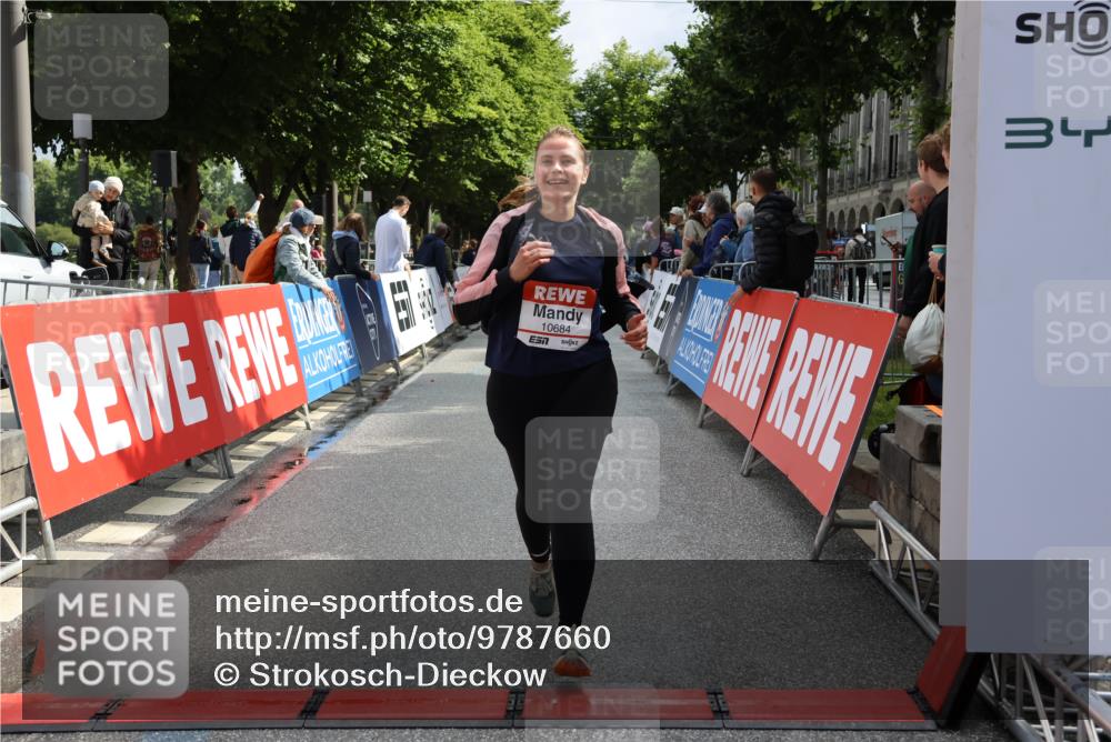 14.06.2026 - REWE Women's Run Strokosch-Dieckow http://msf.ph/oto/9787660 14.06.2026 10:18:33 Ziel 10141, 10684, 10864 meine-sportfotos.de