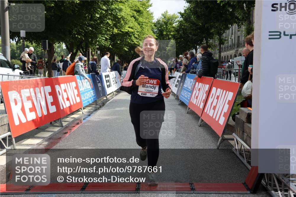 14.06.2026 - REWE Women's Run Strokosch-Dieckow http://msf.ph/oto/9787661 14.06.2026 10:18:33 Ziel 10141, 10684, 10864 meine-sportfotos.de