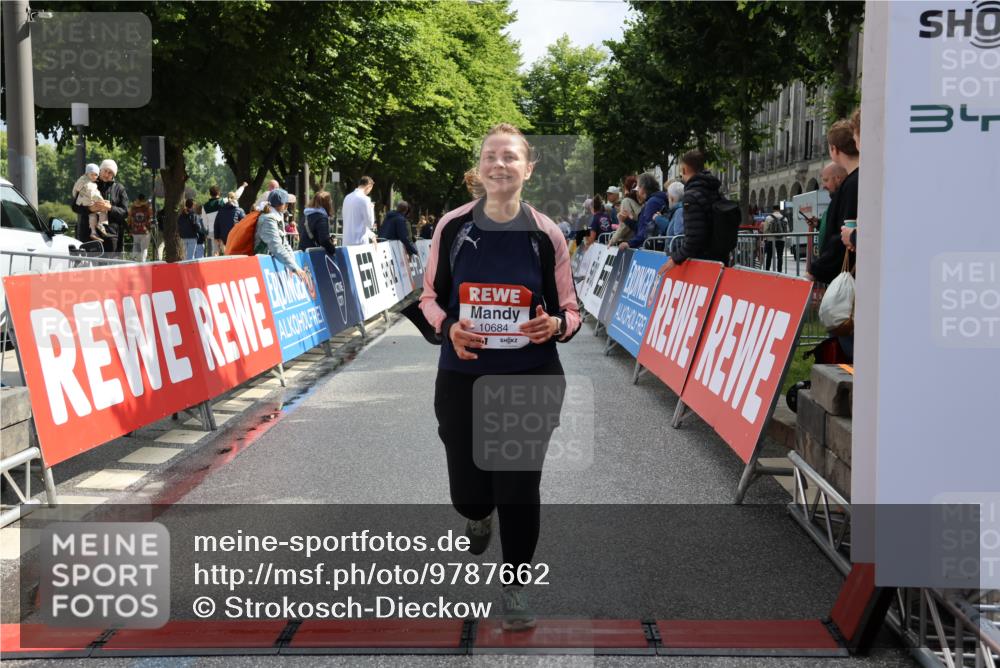 14.06.2026 - REWE Women's Run Strokosch-Dieckow http://msf.ph/oto/9787662 14.06.2026 10:18:33 Ziel 10141, 10684, 10864 meine-sportfotos.de