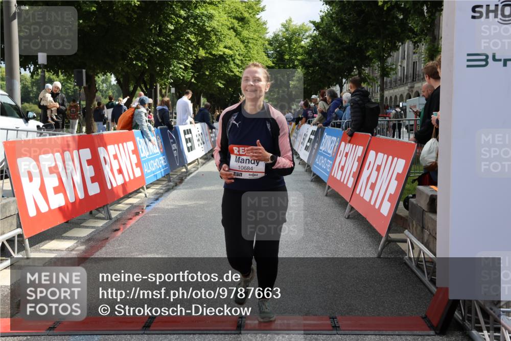 14.06.2026 - REWE Women's Run Strokosch-Dieckow http://msf.ph/oto/9787663 14.06.2026 10:18:33 Ziel 10141, 10684, 10864 meine-sportfotos.de