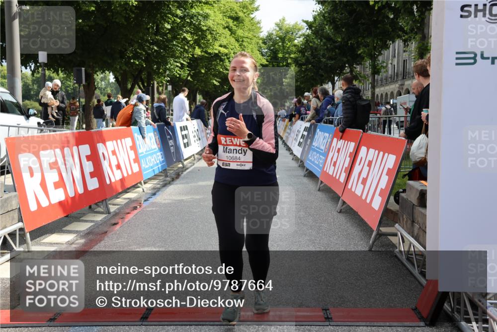 14.06.2026 - REWE Women's Run Strokosch-Dieckow http://msf.ph/oto/9787664 14.06.2026 10:18:34 Ziel 10141, 10684, 10864 meine-sportfotos.de