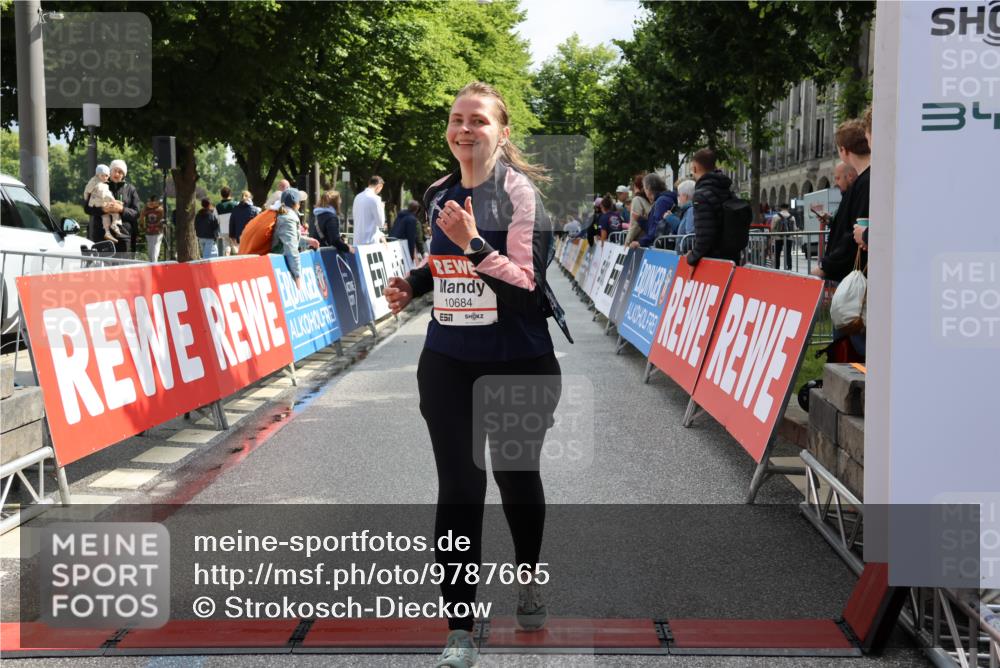 14.06.2026 - REWE Women's Run Strokosch-Dieckow http://msf.ph/oto/9787665 14.06.2026 10:18:34 Ziel 10141, 10684, 10864 meine-sportfotos.de