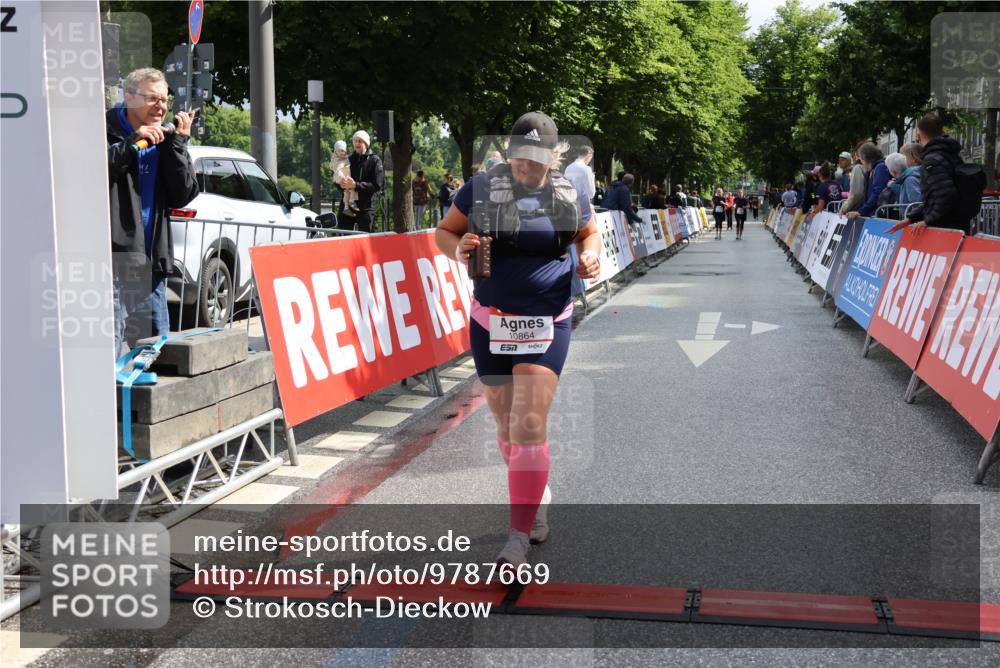14.06.2026 - REWE Women's Run Strokosch-Dieckow http://msf.ph/oto/9787669 14.06.2026 10:18:37 Ziel 10684, 10864 meine-sportfotos.de