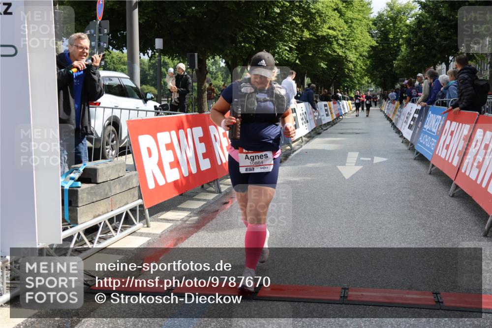 14.06.2026 - REWE Women's Run Strokosch-Dieckow http://msf.ph/oto/9787670 14.06.2026 10:18:37 Ziel 10684, 10864 meine-sportfotos.de