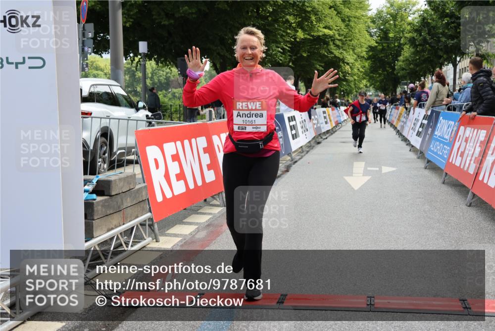 14.06.2026 - REWE Women's Run Strokosch-Dieckow http://msf.ph/oto/9787681 14.06.2026 10:19:05 Ziel 10161 meine-sportfotos.de