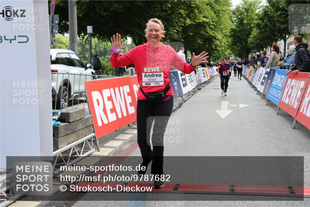 14.06.2026 - REWE Women's Run Strokosch-Dieckow http://msf.ph/oto/9787682 14.06.2026 10:19:05 Ziel 10161 meine-sportfotos.de