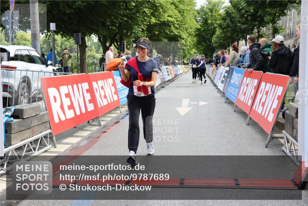 14.06.2026 - REWE Women's Run Strokosch-Dieckow http://msf.ph/oto/9787689 14.06.2026 10:19:10 Ziel 10161, 11392 meine-sportfotos.de