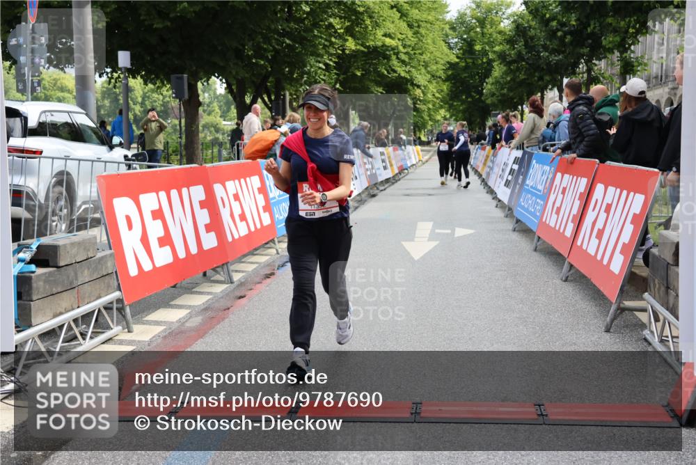 14.06.2026 - REWE Women's Run Strokosch-Dieckow http://msf.ph/oto/9787690 14.06.2026 10:19:10 Ziel 10161, 11392 meine-sportfotos.de