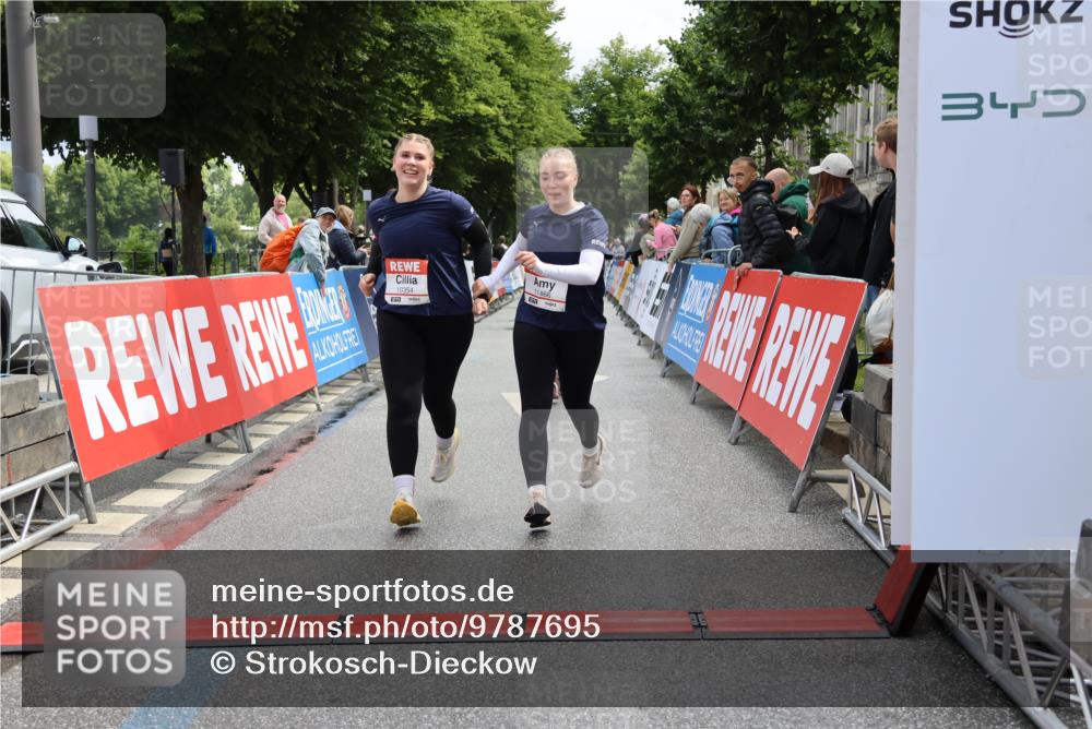 14.06.2026 - REWE Women's Run Strokosch-Dieckow http://msf.ph/oto/9787695 14.06.2026 10:19:17 Ziel 10354, 11094, 11392, 11466 meine-sportfotos.de