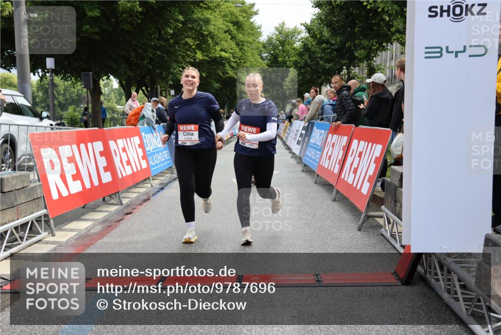 14.06.2026 - REWE Women's Run Strokosch-Dieckow http://msf.ph/oto/9787696 14.06.2026 10:19:17 Ziel 10354, 11094, 11392, 11466 meine-sportfotos.de