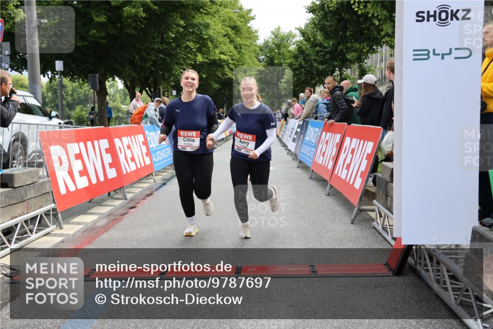 14.06.2026 - REWE Women's Run Strokosch-Dieckow http://msf.ph/oto/9787697 14.06.2026 10:19:17 Ziel 10354, 11094, 11392, 11466 meine-sportfotos.de