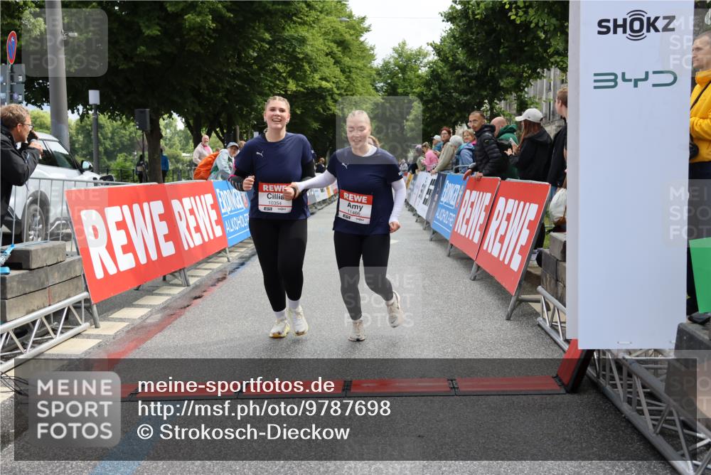 14.06.2026 - REWE Women's Run Strokosch-Dieckow http://msf.ph/oto/9787698 14.06.2026 10:19:17 Ziel 10354, 11094, 11392, 11466 meine-sportfotos.de