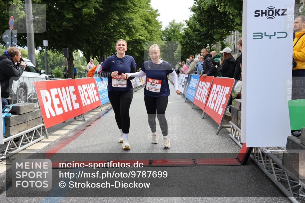 14.06.2026 - REWE Women's Run Strokosch-Dieckow http://msf.ph/oto/9787699 14.06.2026 10:19:17 Ziel 10354, 11094, 11392, 11466 meine-sportfotos.de