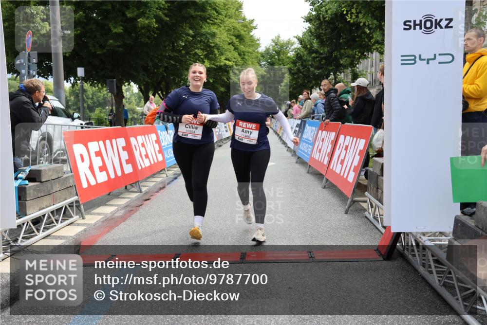 14.06.2026 - REWE Women's Run Strokosch-Dieckow http://msf.ph/oto/9787700 14.06.2026 10:19:18 Ziel 10354, 11094, 11392, 11466 meine-sportfotos.de