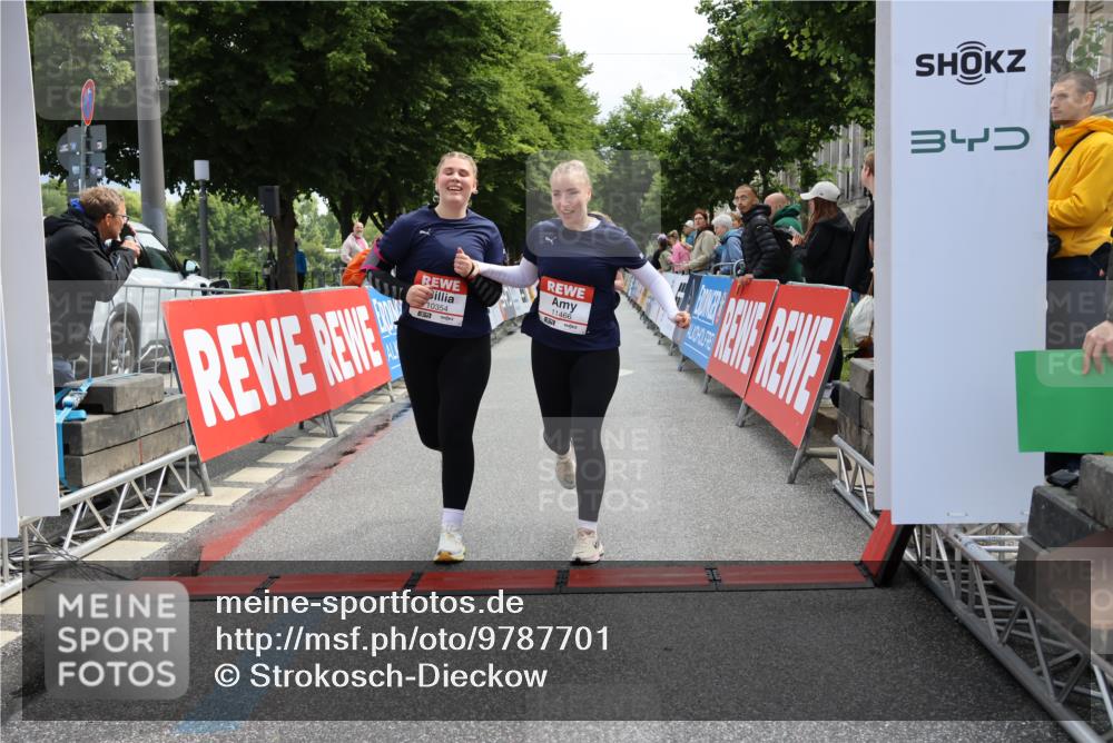 14.06.2026 - REWE Women's Run Strokosch-Dieckow http://msf.ph/oto/9787701 14.06.2026 10:19:18 Ziel 10354, 11094, 11392, 11466 meine-sportfotos.de