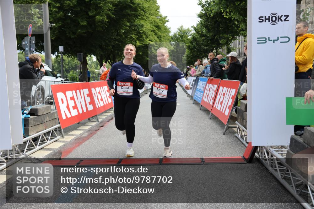 14.06.2026 - REWE Women's Run Strokosch-Dieckow http://msf.ph/oto/9787702 14.06.2026 10:19:18 Ziel 10354, 11094, 11392, 11466 meine-sportfotos.de