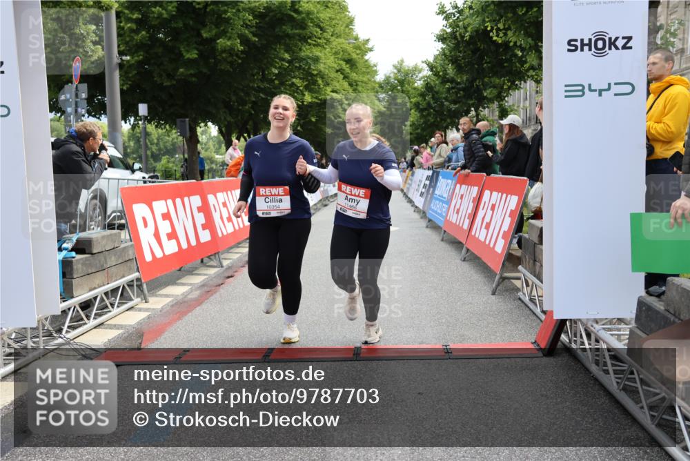 14.06.2026 - REWE Women's Run Strokosch-Dieckow http://msf.ph/oto/9787703 14.06.2026 10:19:18 Ziel 10354, 11094, 11392, 11466 meine-sportfotos.de