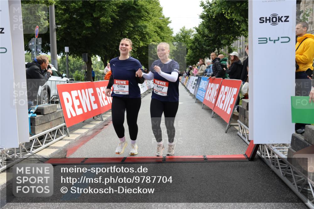 14.06.2026 - REWE Women's Run Strokosch-Dieckow http://msf.ph/oto/9787704 14.06.2026 10:19:18 Ziel 10354, 11094, 11392, 11466 meine-sportfotos.de