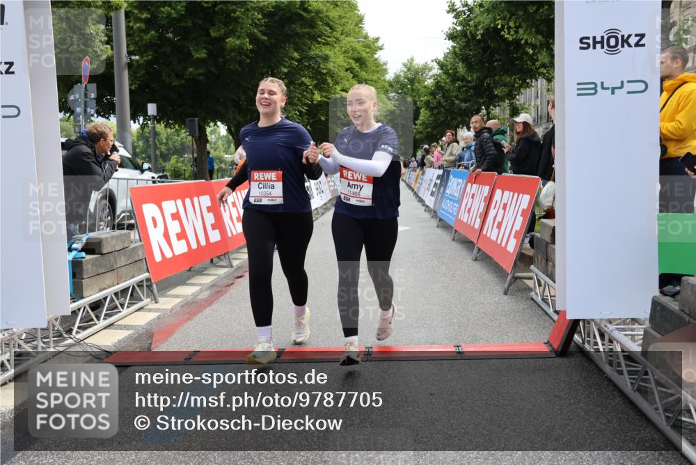 14.06.2026 - REWE Women's Run Strokosch-Dieckow http://msf.ph/oto/9787705 14.06.2026 10:19:18 Ziel 10354, 11094, 11392, 11466 meine-sportfotos.de