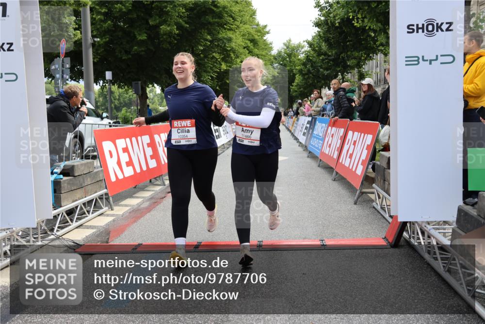 14.06.2026 - REWE Women's Run Strokosch-Dieckow http://msf.ph/oto/9787706 14.06.2026 10:19:18 Ziel 10354, 11094, 11392, 11466 meine-sportfotos.de