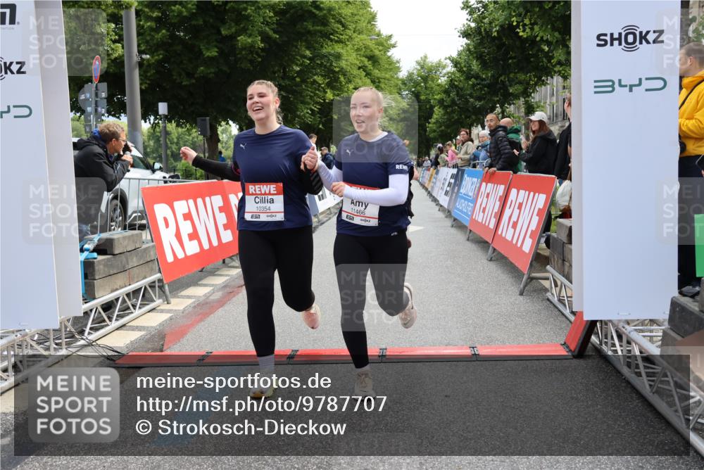 14.06.2026 - REWE Women's Run Strokosch-Dieckow http://msf.ph/oto/9787707 14.06.2026 10:19:18 Ziel 10354, 11094, 11392, 11466 meine-sportfotos.de