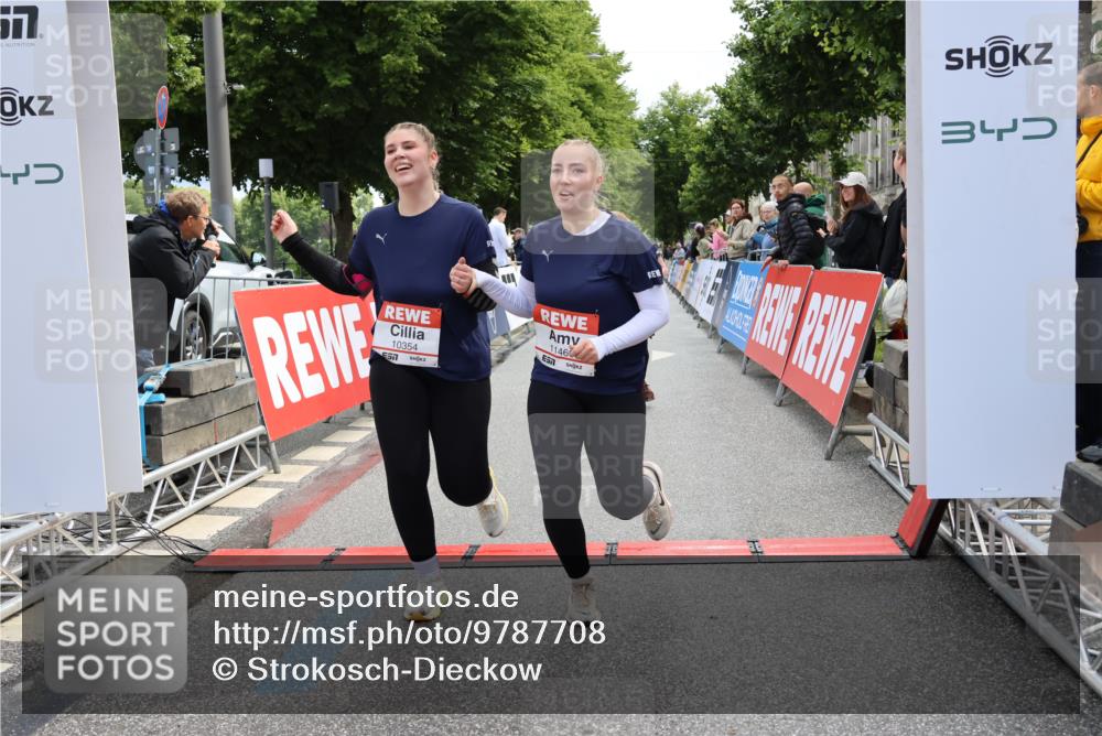 14.06.2026 - REWE Women's Run Strokosch-Dieckow http://msf.ph/oto/9787708 14.06.2026 10:19:18 Ziel 10354, 11094, 11392, 11466 meine-sportfotos.de