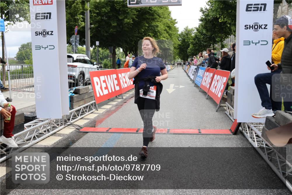 14.06.2026 - REWE Women's Run Strokosch-Dieckow http://msf.ph/oto/9787709 14.06.2026 10:19:20 Ziel 10354, 11094, 11466 meine-sportfotos.de