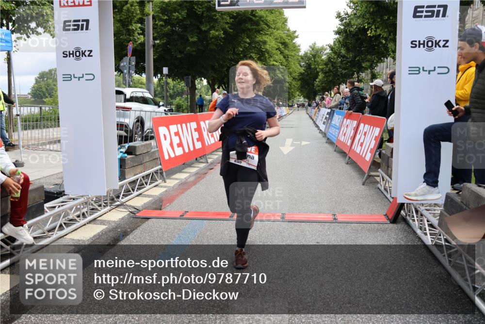 14.06.2026 - REWE Women's Run Strokosch-Dieckow http://msf.ph/oto/9787710 14.06.2026 10:19:20 Ziel 10354, 11094, 11466 meine-sportfotos.de