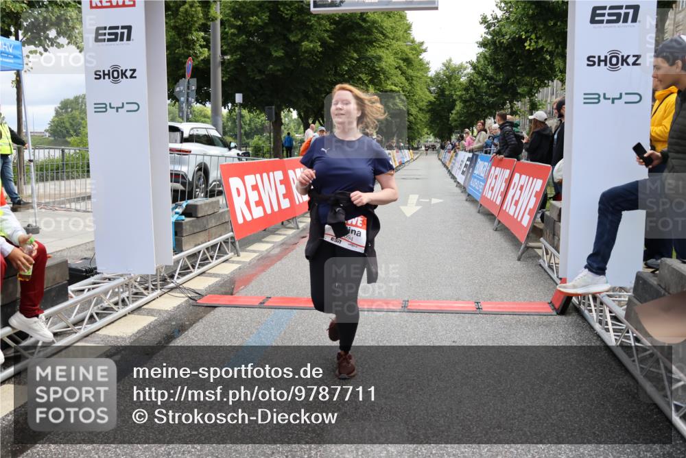 14.06.2026 - REWE Women's Run Strokosch-Dieckow http://msf.ph/oto/9787711 14.06.2026 10:19:20 Ziel 10354, 11094, 11466 meine-sportfotos.de