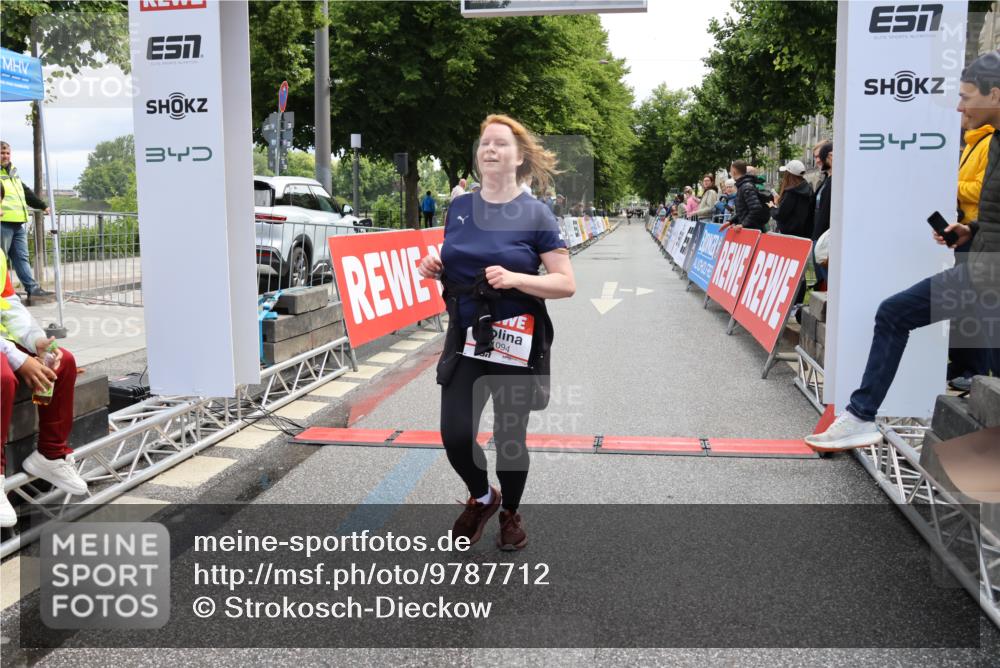 14.06.2026 - REWE Women's Run Strokosch-Dieckow http://msf.ph/oto/9787712 14.06.2026 10:19:20 Ziel 10354, 11094, 11466 meine-sportfotos.de