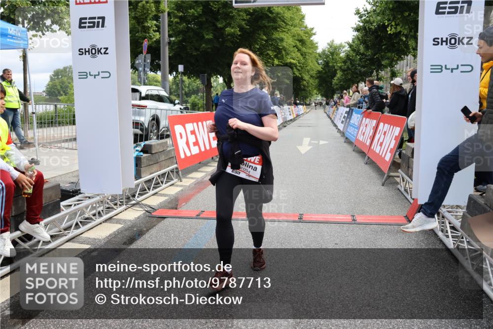 14.06.2026 - REWE Women's Run Strokosch-Dieckow http://msf.ph/oto/9787713 14.06.2026 10:19:20 Ziel 10354, 11094, 11466 meine-sportfotos.de