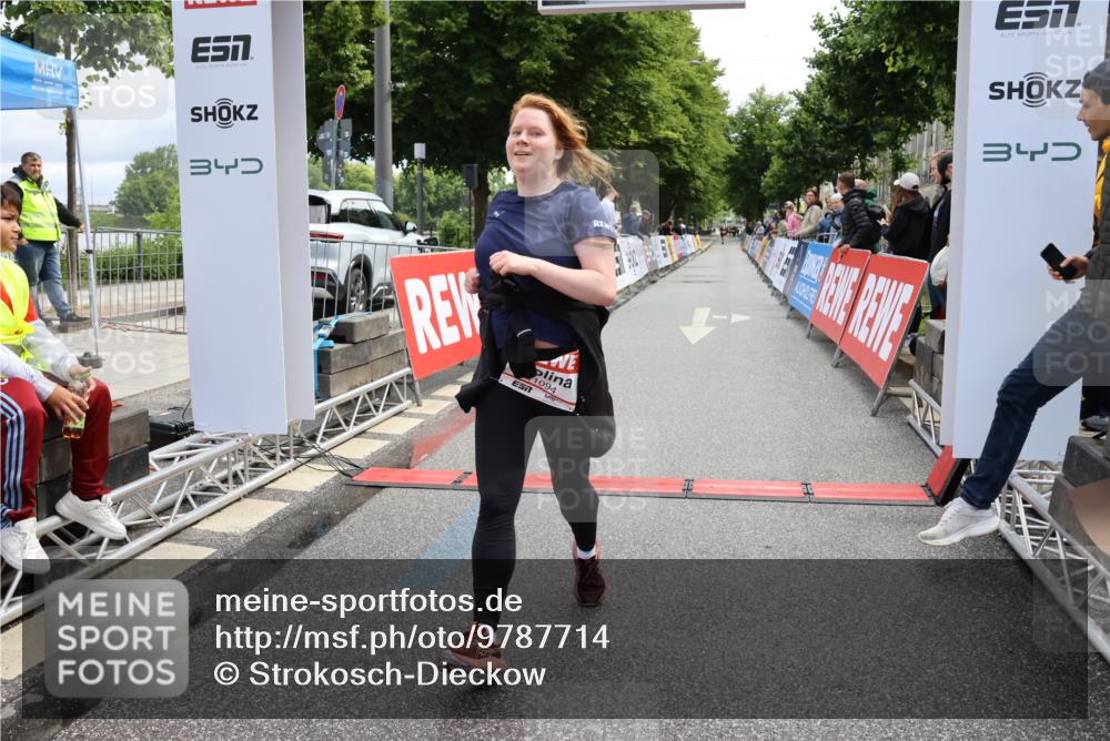 14.06.2026 - REWE Women's Run Strokosch-Dieckow http://msf.ph/oto/9787714 14.06.2026 10:19:20 Ziel 10354, 11094, 11466 meine-sportfotos.de