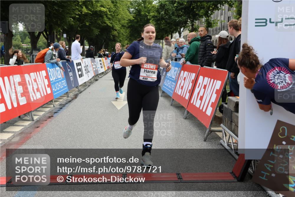 14.06.2026 - REWE Women's Run Strokosch-Dieckow http://msf.ph/oto/9787721 14.06.2026 10:20:06 Ziel 10517, 10592, 11024 meine-sportfotos.de