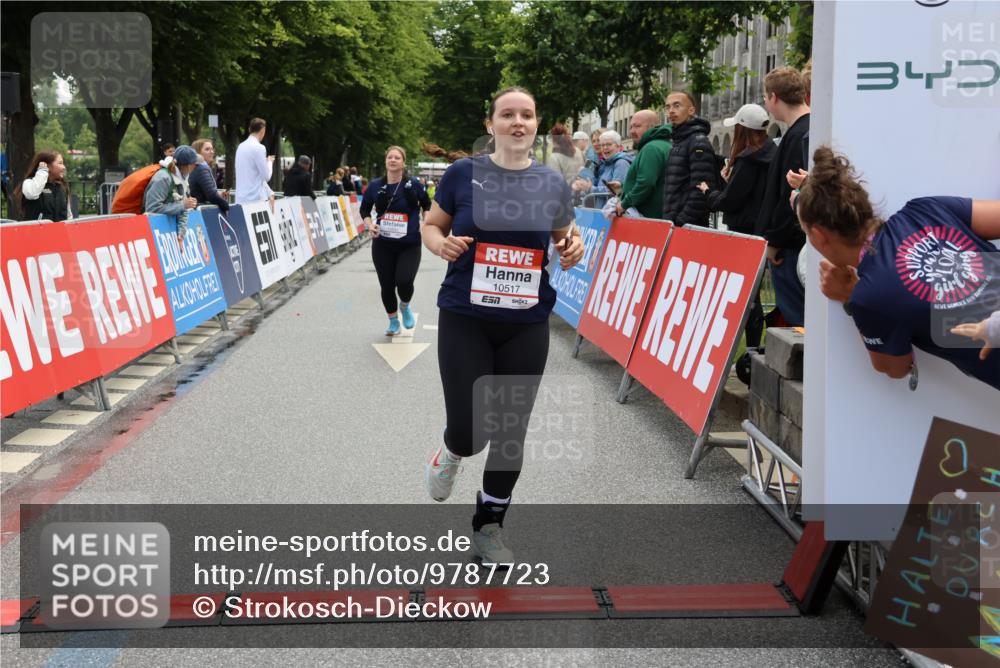 14.06.2026 - REWE Women's Run Strokosch-Dieckow http://msf.ph/oto/9787723 14.06.2026 10:20:07 Ziel 10517, 10592, 10748, 11024 meine-sportfotos.de