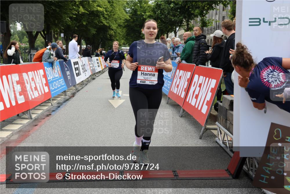 14.06.2026 - REWE Women's Run Strokosch-Dieckow http://msf.ph/oto/9787724 14.06.2026 10:20:07 Ziel 10517, 10592, 10748, 11024 meine-sportfotos.de