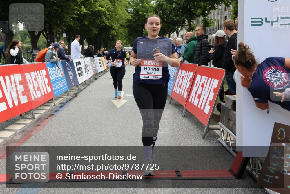 14.06.2026 - REWE Women's Run Strokosch-Dieckow http://msf.ph/oto/9787725 14.06.2026 10:20:07 Ziel 10517, 10592, 10748, 11024 meine-sportfotos.de