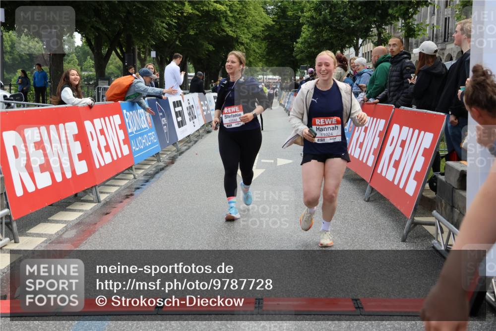 14.06.2026 - REWE Women's Run Strokosch-Dieckow http://msf.ph/oto/9787728 14.06.2026 10:20:09 Ziel 10517, 10592, 10748, 11024 meine-sportfotos.de