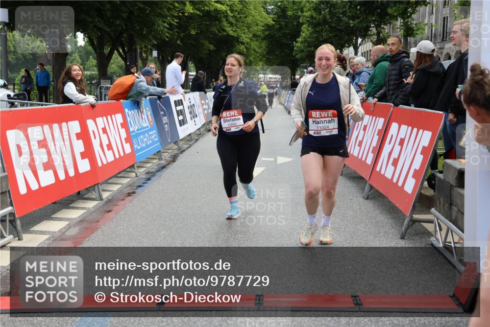 14.06.2026 - REWE Women's Run Strokosch-Dieckow http://msf.ph/oto/9787729 14.06.2026 10:20:09 Ziel 10517, 10592, 10748, 11024 meine-sportfotos.de