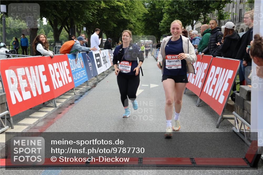 14.06.2026 - REWE Women's Run Strokosch-Dieckow http://msf.ph/oto/9787730 14.06.2026 10:20:09 Ziel 10517, 10592, 10748, 11024 meine-sportfotos.de