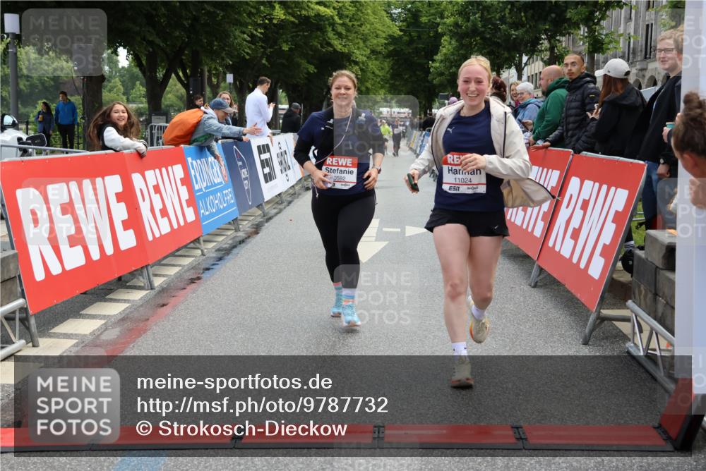 14.06.2026 - REWE Women's Run Strokosch-Dieckow http://msf.ph/oto/9787732 14.06.2026 10:20:09 Ziel 10517, 10592, 10748, 11024 meine-sportfotos.de