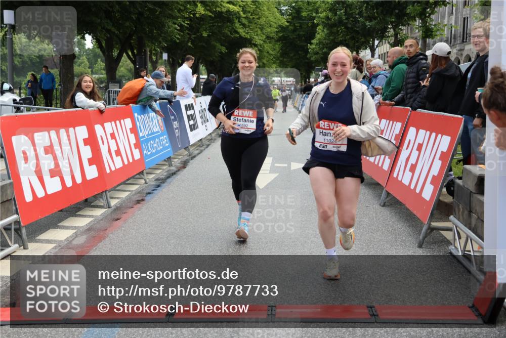14.06.2026 - REWE Women's Run Strokosch-Dieckow http://msf.ph/oto/9787733 14.06.2026 10:20:09 Ziel 10517, 10592, 10748, 11024 meine-sportfotos.de